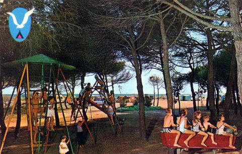 �rea de juegos infantiles del camping Albatros de Gav&agrave; Mar